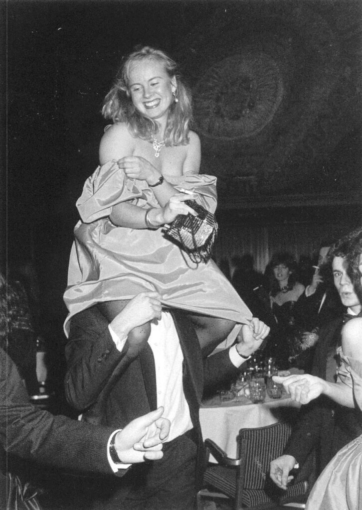 Бенита Дуглас-Робертсон на плечах Мэтта Гомеса, Лондон, 1983. Фотограф Дафидд Джонс
