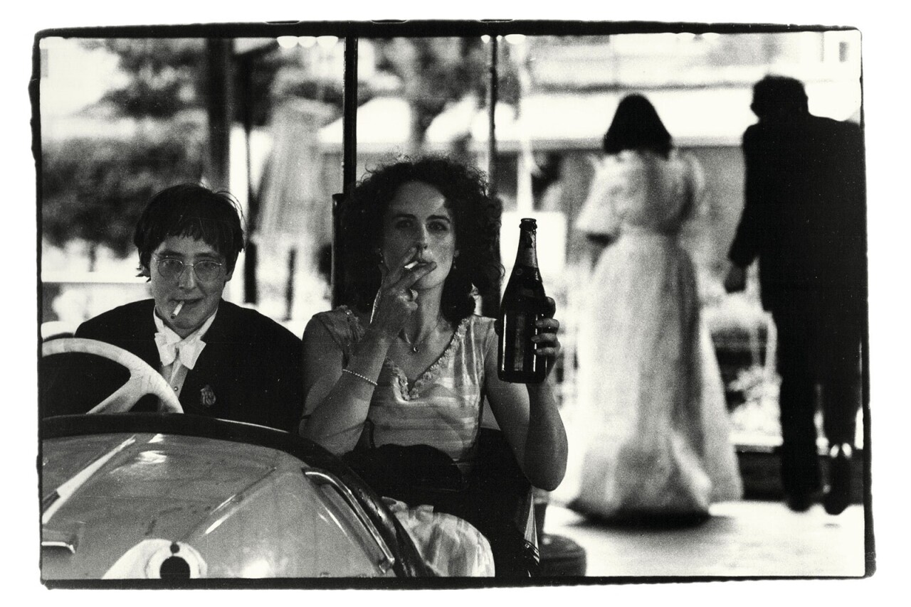 Пара в автомобильчике в парке аттракционов, 1981. Фотограф Дафидд Джонс
