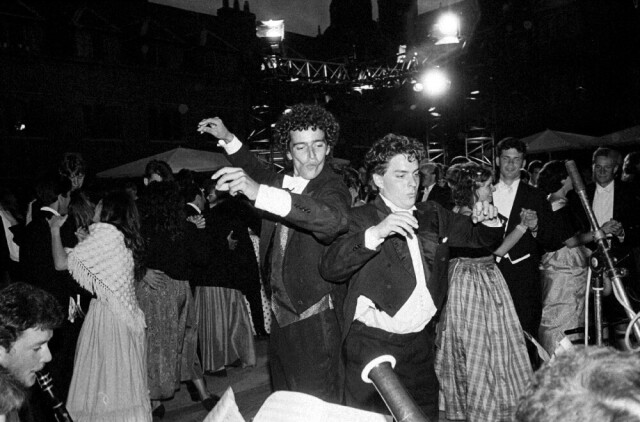Рафф Броди и Марк Скотт танцуют на майском балу в Пемброк-колледже, Кембридж, 1988. Фотограф Дафидд Джонс