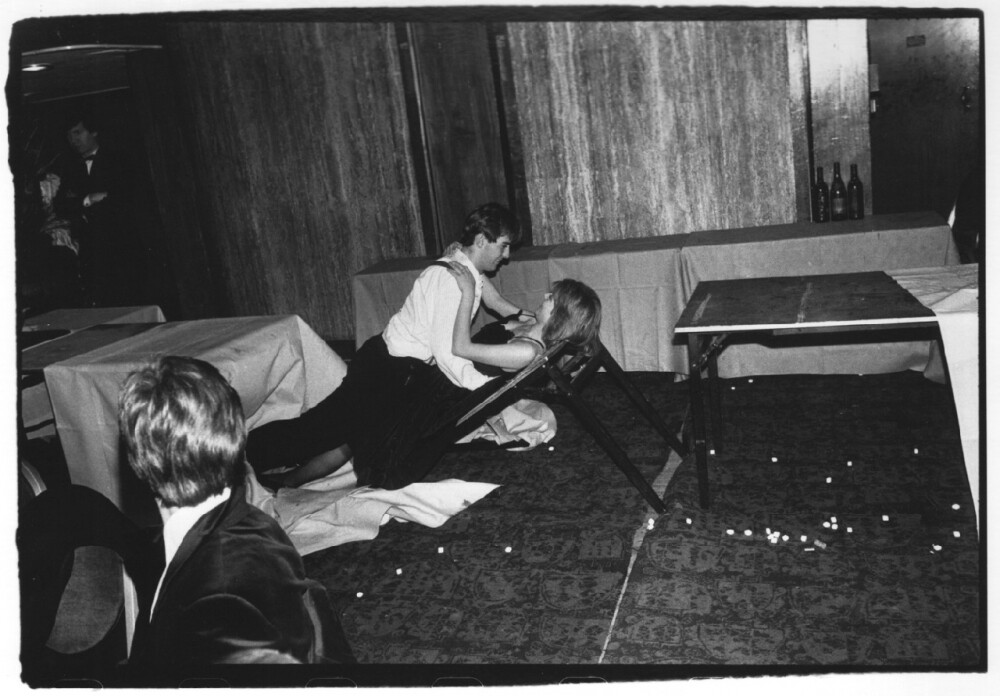 Танцующие на столе. Павлиний бал, Лондон, 1983. Фотограф Дафидд Джонс