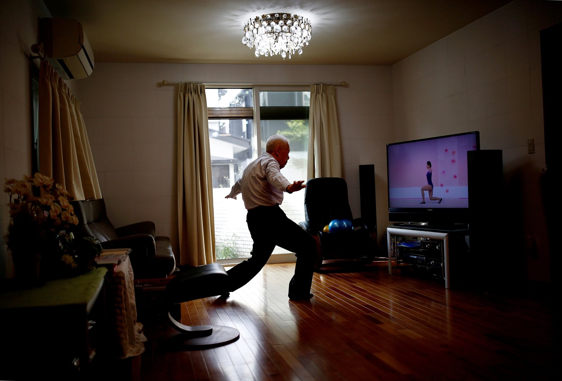 3 место в категории Спорт, фотосерия, 2020. Японские ветераны регби. 86-летний Рюичи Нагаяма делает физические упражнения дома в Токио. Автор Ким Кён Хун