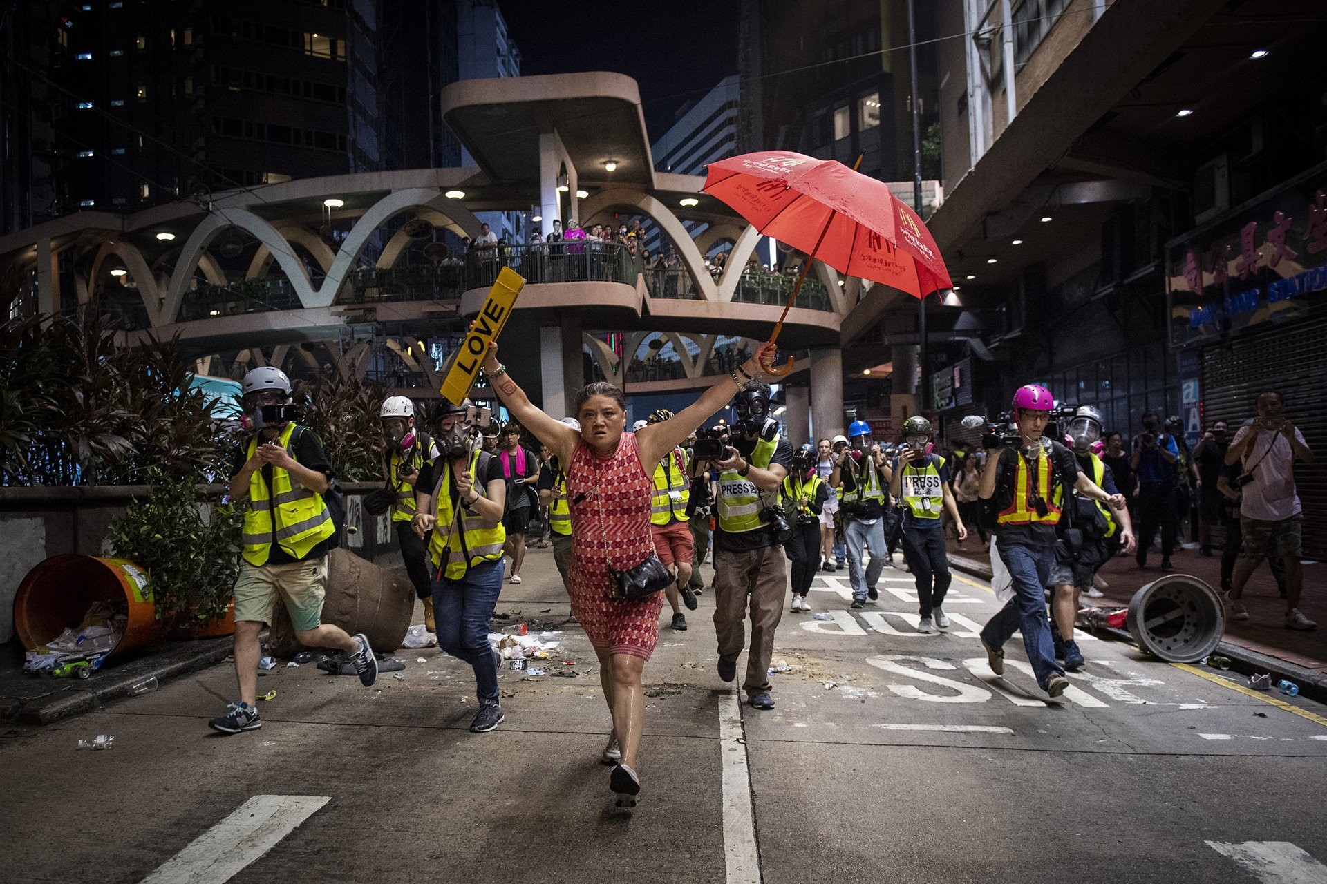 Женщина с зонтиком (символ протеста) во время демонстраций в Гонконге против законопроекта об экстрадиции, 1 октября 2019. Автор Николас Асфури