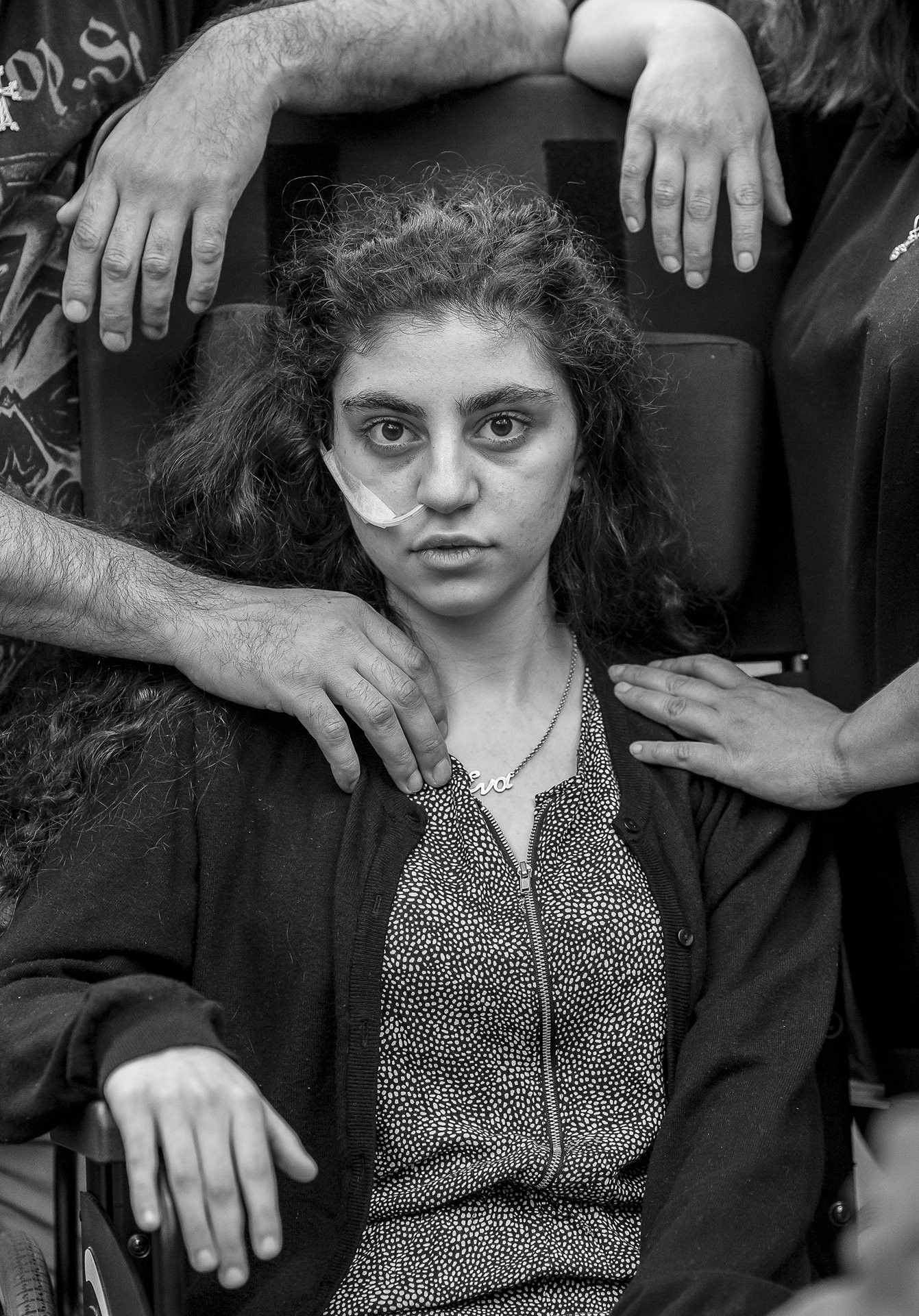 1 место в категории Портреты, 2020. 15-летняя армянская девушка Эва, очнувшаяся от кататонического ступора, в окружении родителей в центре для беженцев в Польше. Автор Томек Качор