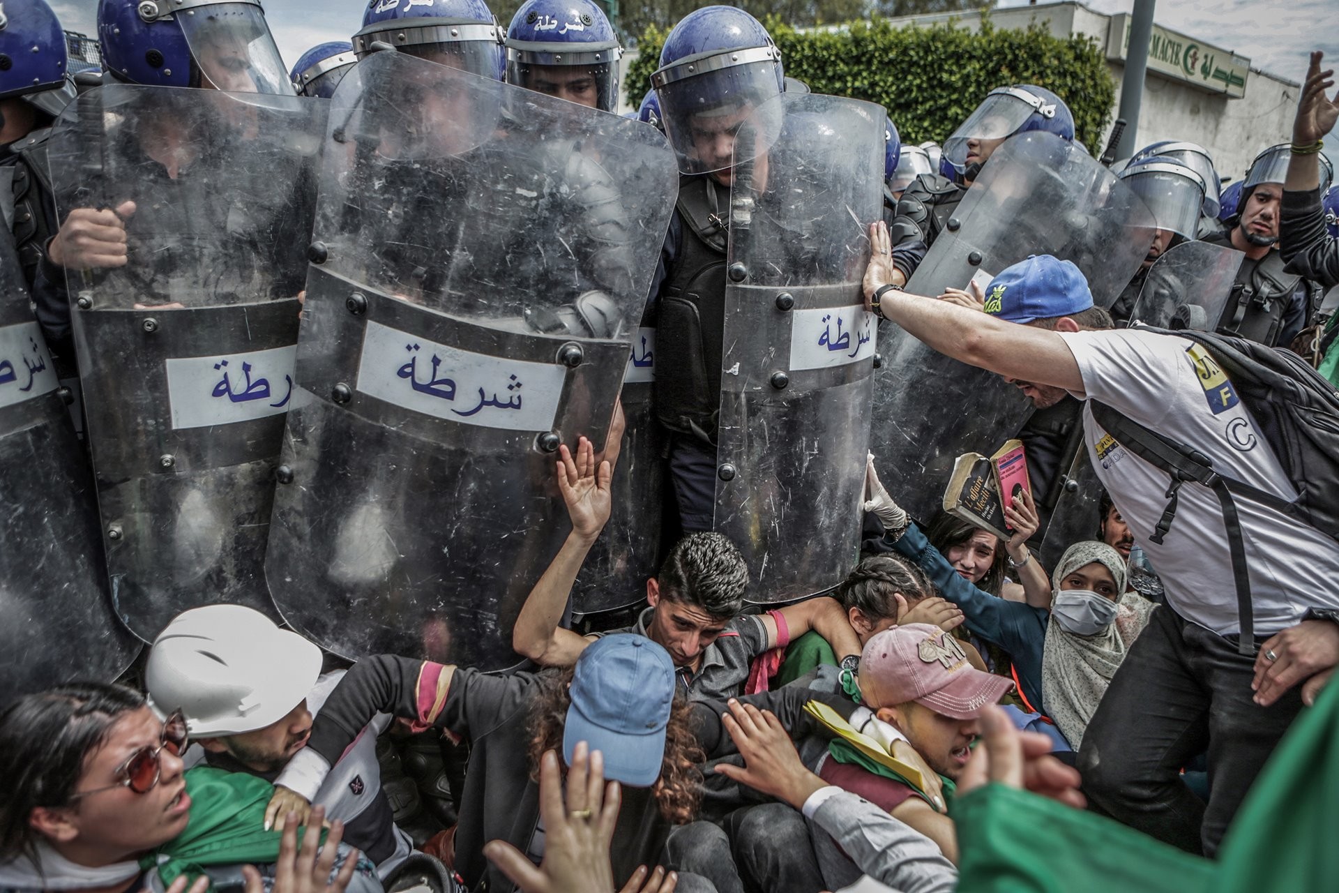 1 место в категории Срочные новости, 2020. Студенты и полиция во время антиправительственной демонстрации в Алжире, 21 мая 2019 года. Автор Фарук Батич