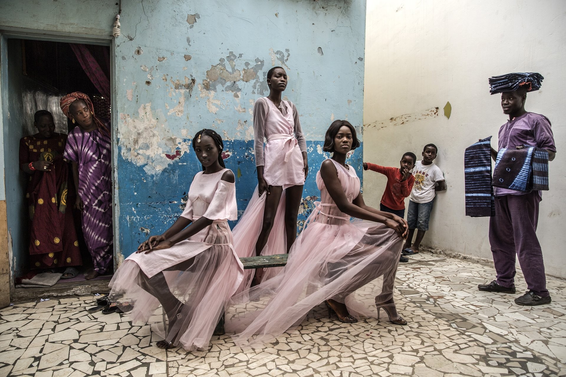 1 место в категории Портреты, 2019. Мода в Дакаре. Автор Финбарр ОРейли