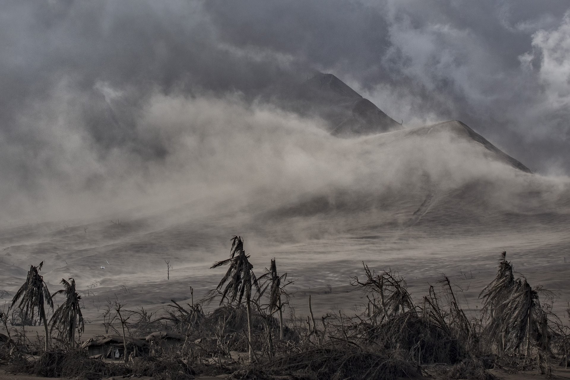 2 место в категории Природа, серия, 2021. Извержение вулкана Тааль на Филиппинах, 14 января 2020 года. Автор Эзра Акаян