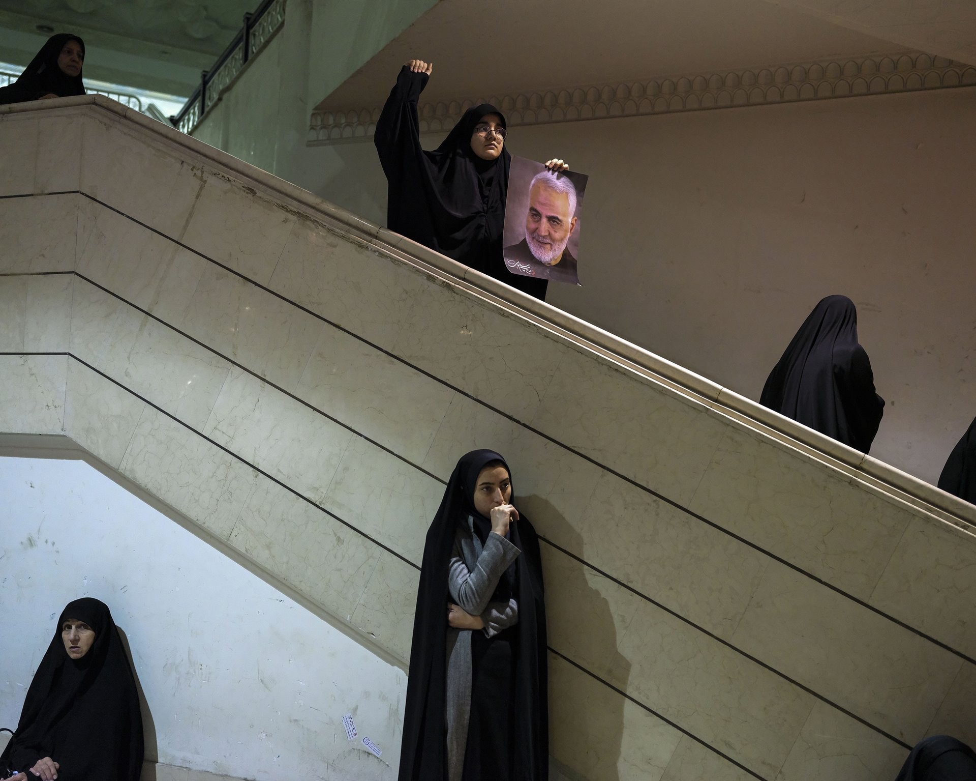 3 место в категории Общие новости, 2021. Женщины оплакивают смерть генерал-майора Касема Сулеймани в Тегеране, Иран, 4 января 2020 года. Автор Нюша Таваколян