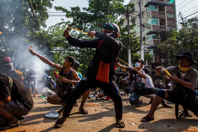 Победитель, Юго-Восточная Азия и Океания, 2022. Протестующие используют рогатки против сил безопасности в Янгоне, Мьянма, 28 марта 2021 года. Автор Anonymous