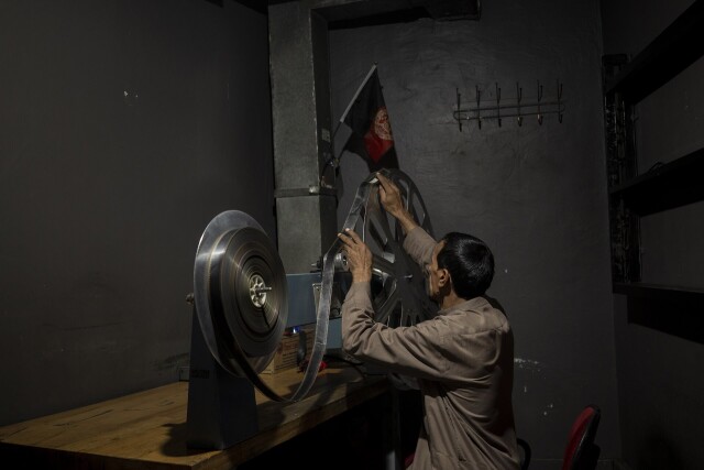 Победитель, Азия, фотосерия, 2022. Работник закрытого талибами кинотеатра проверяет плёнки на повреждение. Кабул, Афганистан, 4 ноября 2021 года. Автор Брэм Янссен