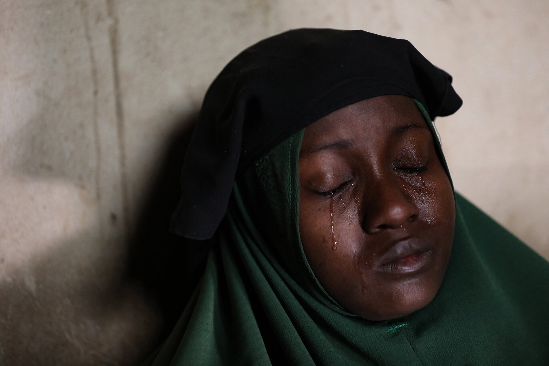 Победитель, Африка, фотосерия, 2022. Боюсь идти в школу. Плачущая женщина после похищения 279 девочек из общежитий государственной женской средней школы, 2021. Автор Содик Аделакун Адекола