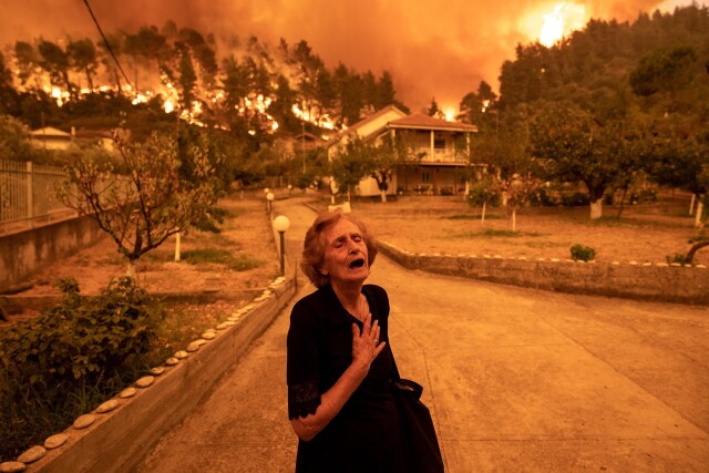 Победитель, Европа, 2022. Лесной пожар приближается к деревне на острове Эвбея, Греция, 8 августа 2021 года. Автор Константинос Цакалидис