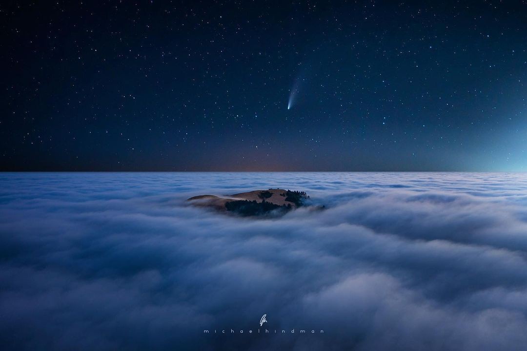 Финалист, 2020. Комета NEOWISE, горы Санта-Круз, Калифорния. Автор Майкл Хиндман