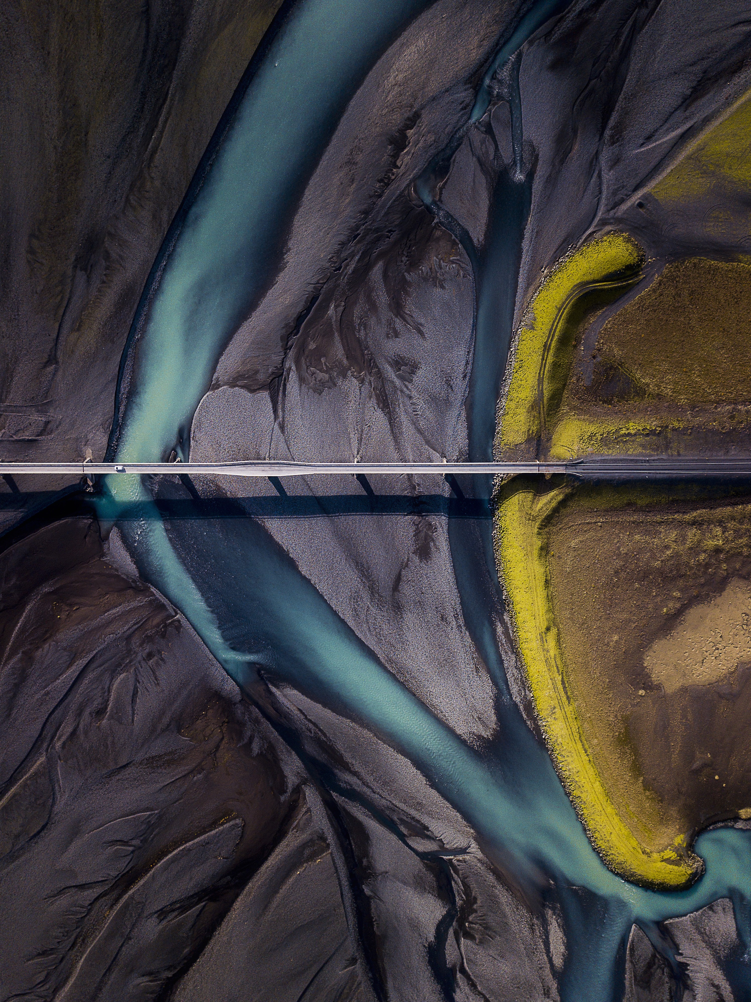 2 место в номинации Пейзажная фотография года 2020. Сосуществование. Недалеко от горы Лоумагнупюр на юге Исландии. Автор Дипанджан Пал