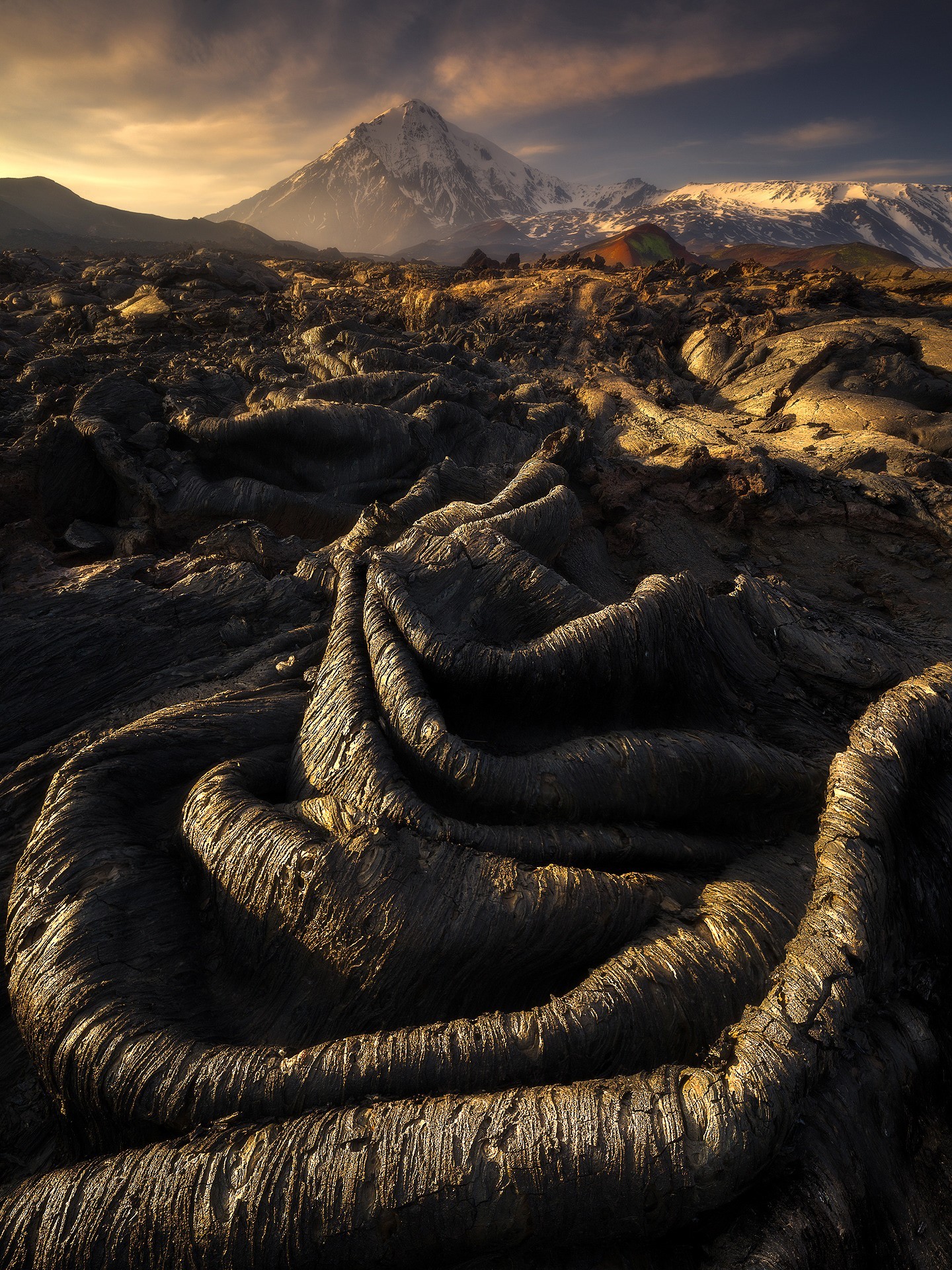 3 место в номинации Пейзажный фотограф года 2020. Лавовое формирование возле вулкана на Камчатке. Автор Изабелла Табаччи
