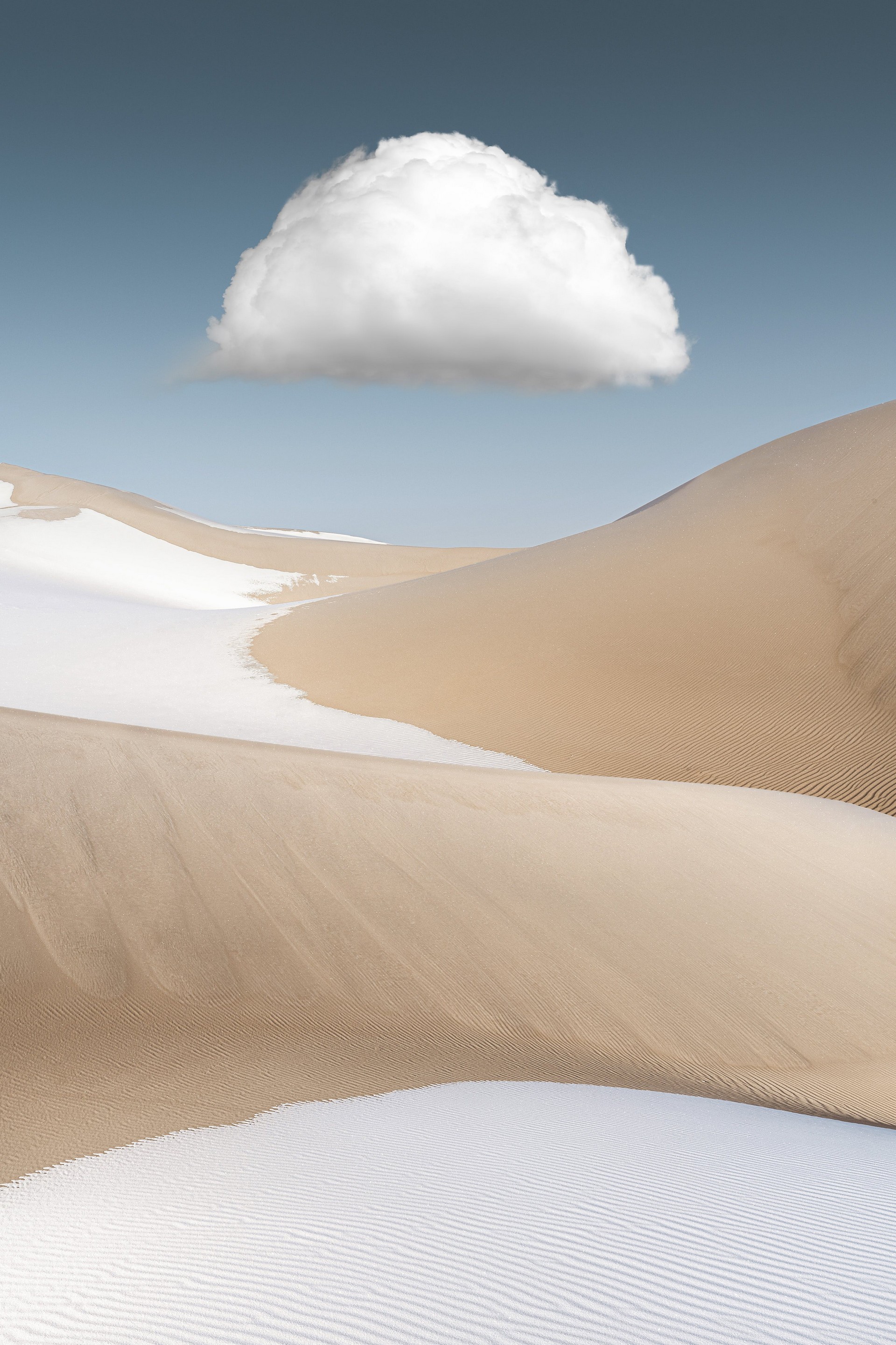 2 место в номинации Пейзажный фотограф года 2019. Облако над песками и снегом в пустыне Бадын-Джаран, Китай. Автор Ян Гуан