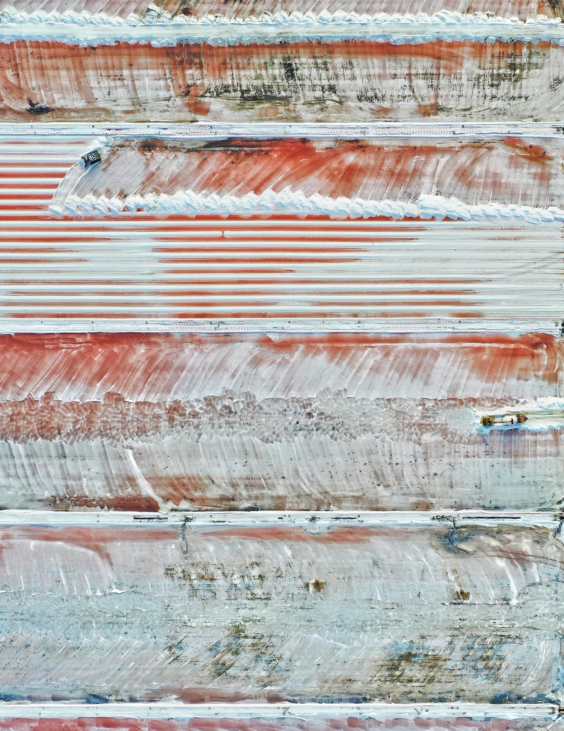 Победитель в категории Пейзажная фотография года, 2019. Урожай дорожной соли, Грюиссан, Франция. Автор Магали Чеснель