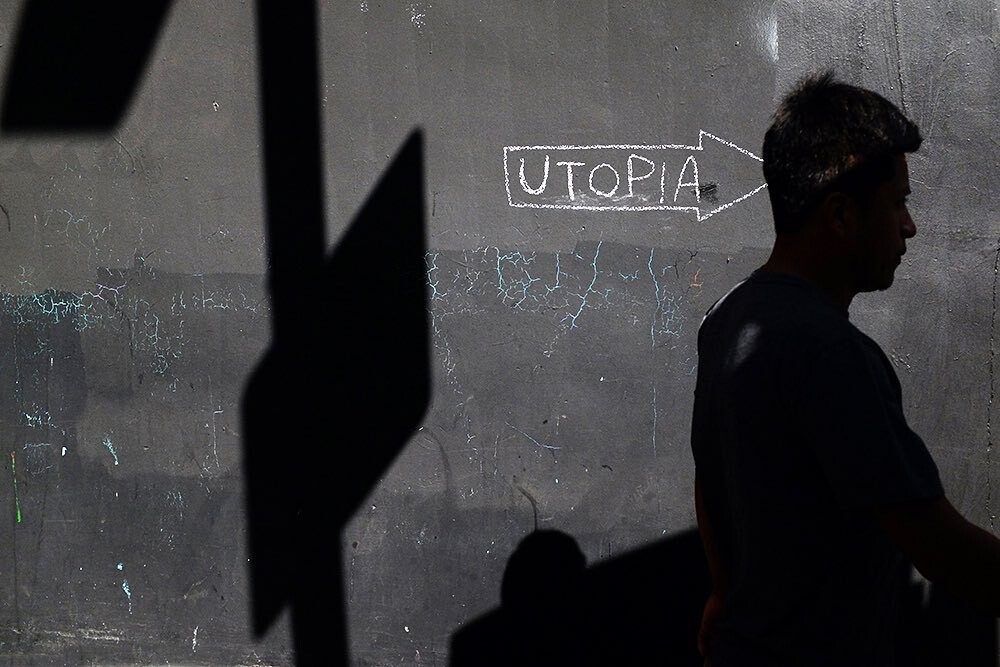 Надпись Утопия с указателем на Скид-Роу, самый неблагополучный район Лос-Анджелеса, 2020. Фотограф Дэвид Гибсон