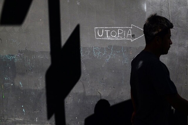 Надпись «Утопия» с указателем на Скид-Роу, самый неблагополучный район Лос-Анджелеса, 2020. Фотограф Дэвид Гибсон
