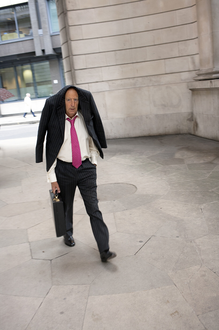 Мужчина направляется в бар. Лондон, 2012. Фотограф Дэвид Гибсон