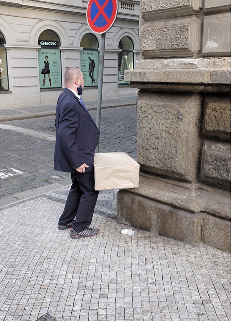 Мужчина, коробка, неловкий момент. Прага, 2021. Фотограф Дэвид Гибсон