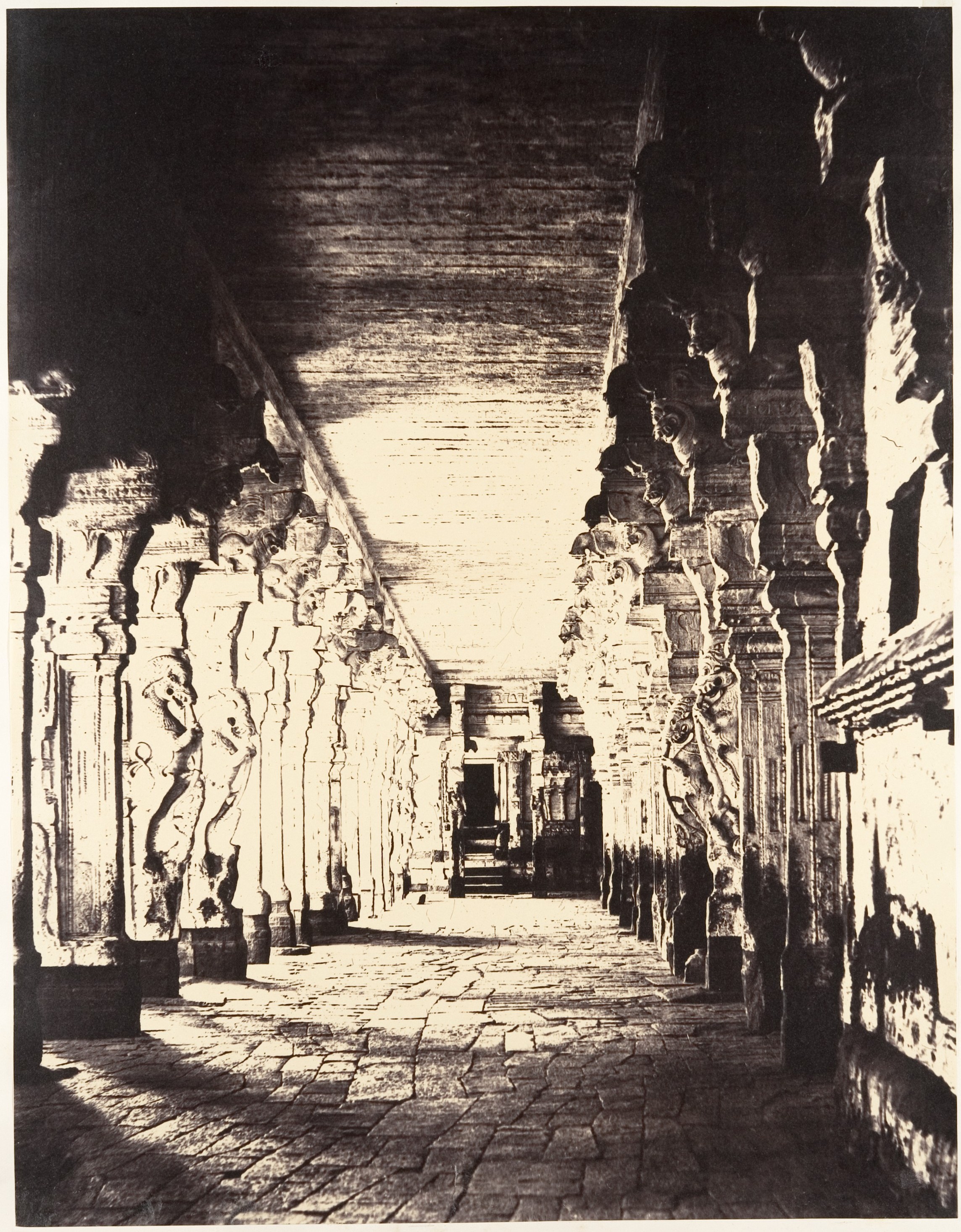 Внешний коридор вокруг храма бога Шивы-Сундарешвары,1858. Автор Линнеус Трайп