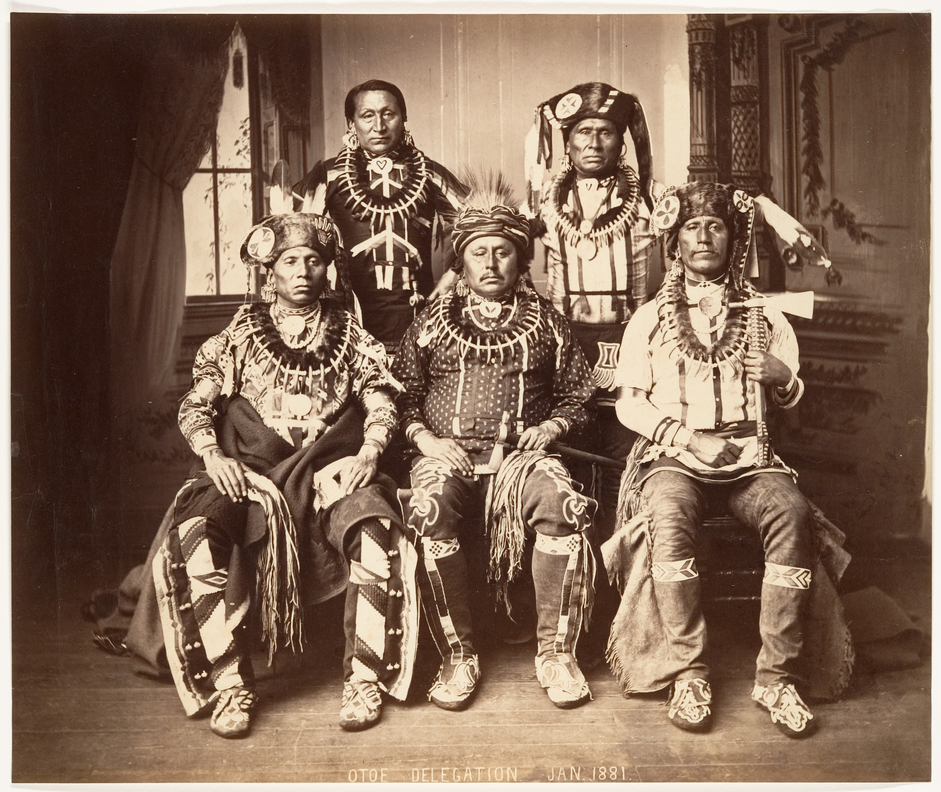 Делегация индейского племени ото-миссури на переговорах с правительством США по достижению мира, 1881. Автор предположительно Джон К. Хиллерс