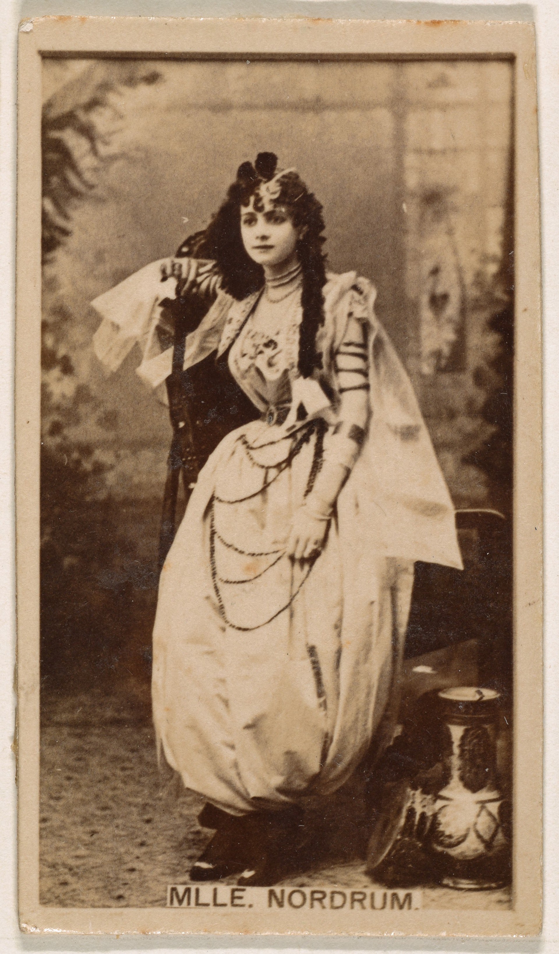 Мадемуазель Нордрум, торговая карточка из серии Актрисы, выпущенной компанией Братья Кинни для рекламы сигарет, 1890
