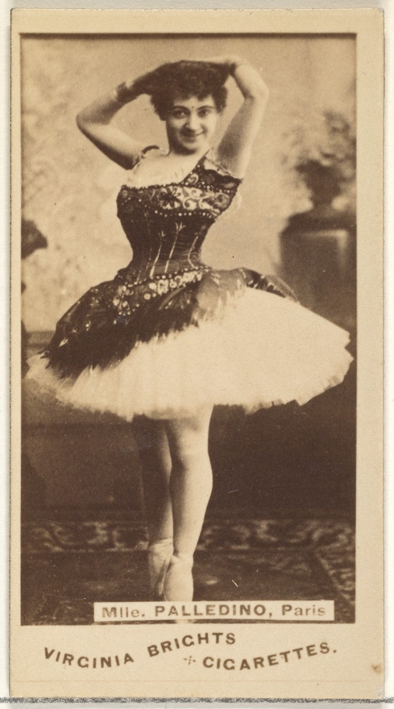 Мадемуазель Палледино, Париж, из серии торговых карточек «Актёры и актрисы» для сигарет Virginia Brights. Автор «Аллен и Гинтер»