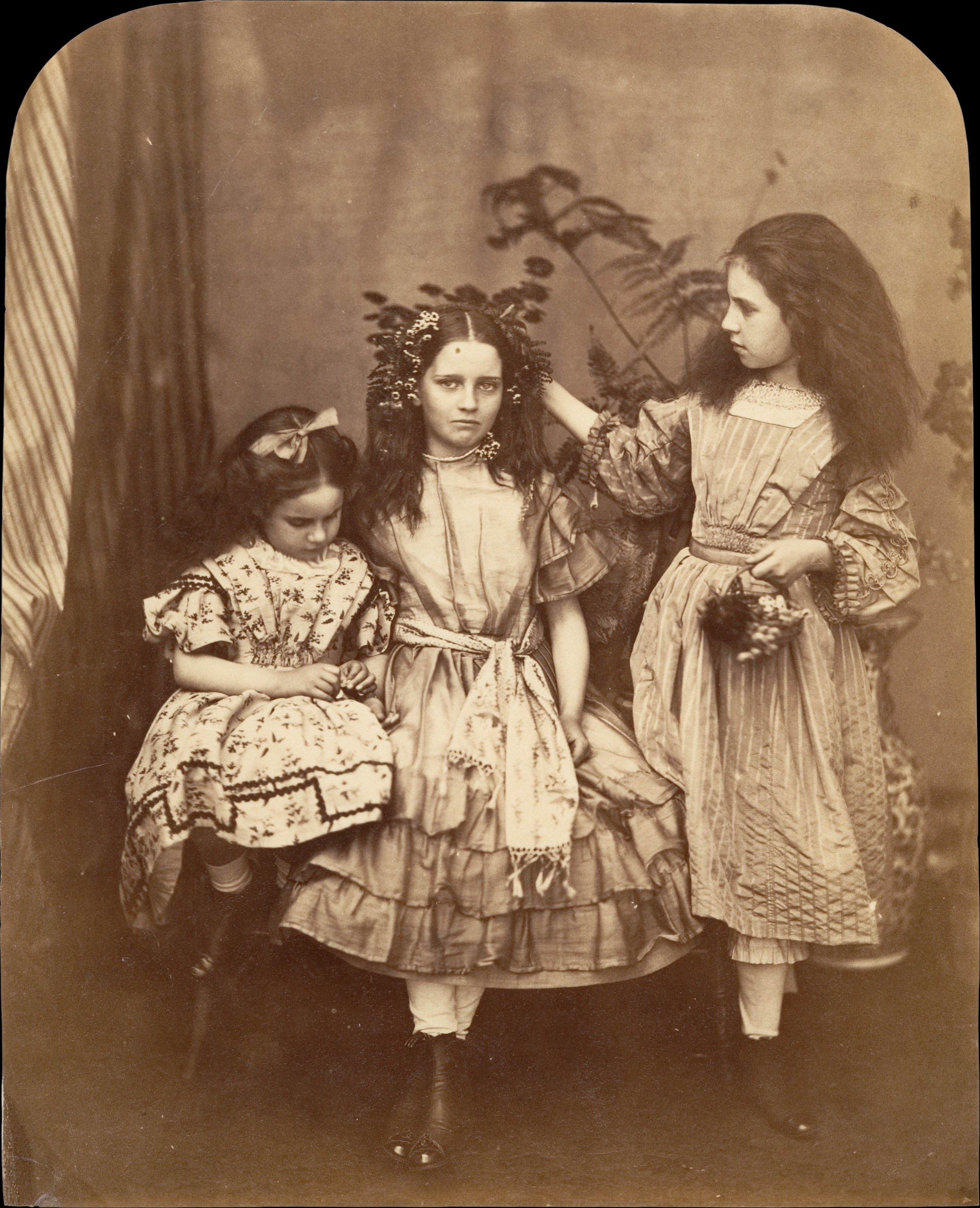 Флора Ранкин, Ирэн МакДональд и Мэри Джозефина МакДональд, 1863. Автор Льюис Кэрролл