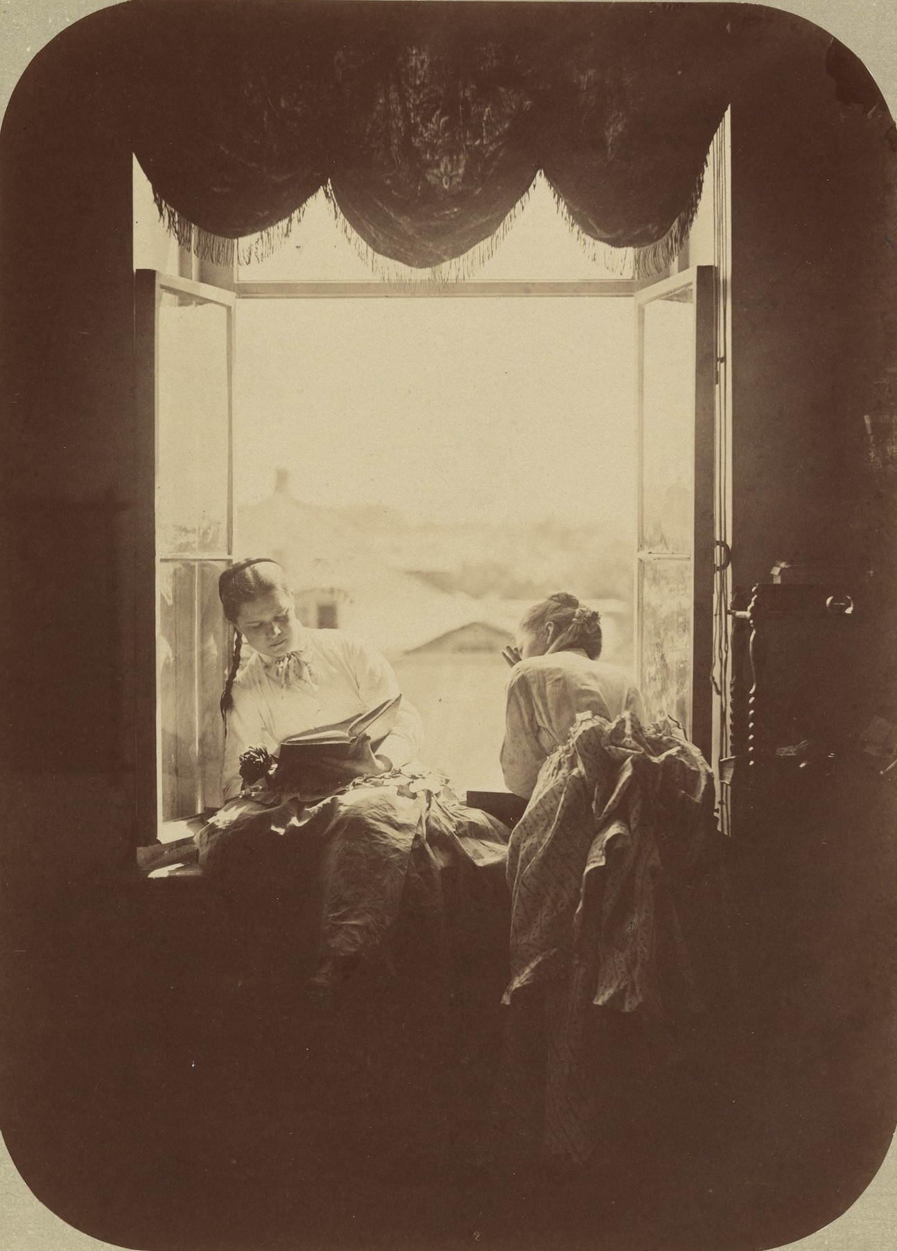 Две молодые женщины у окна, ок. 1870. Автор Андрей Осипович Карелин