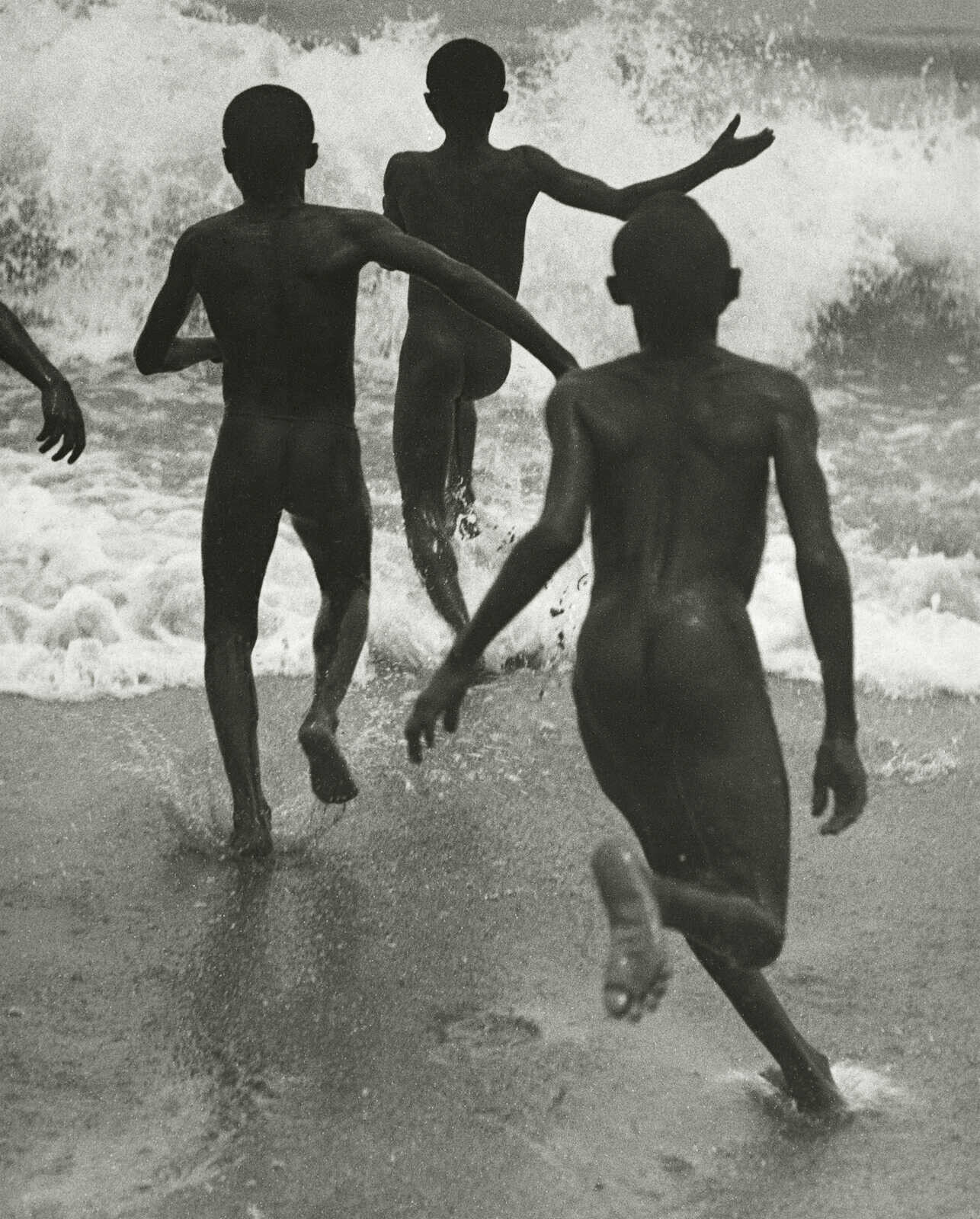 Три мальчика на озере Танганьика, 1930. Фотограф Мартин Мункачи