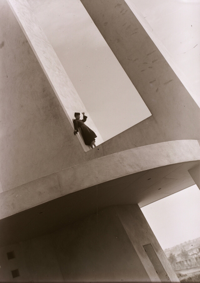 Женщина на Всемирной выставке в Нью-Йорке, 1939. Фотограф Мартин Мункачи