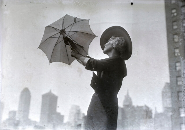 Женщина с зонтом на крыше, Нью-Йорк, 1936. Фотограф Мартин Мункачи