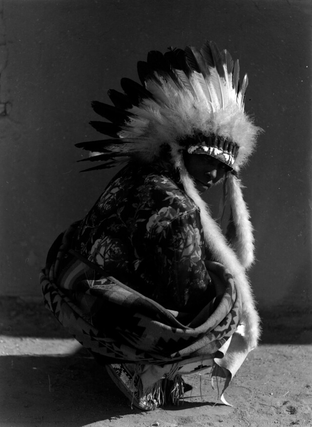 Мужчина в головном уборе из перьев. Санта-Фе, Нью-Мексико, 1936. Фотограф Мартин Мункачи
