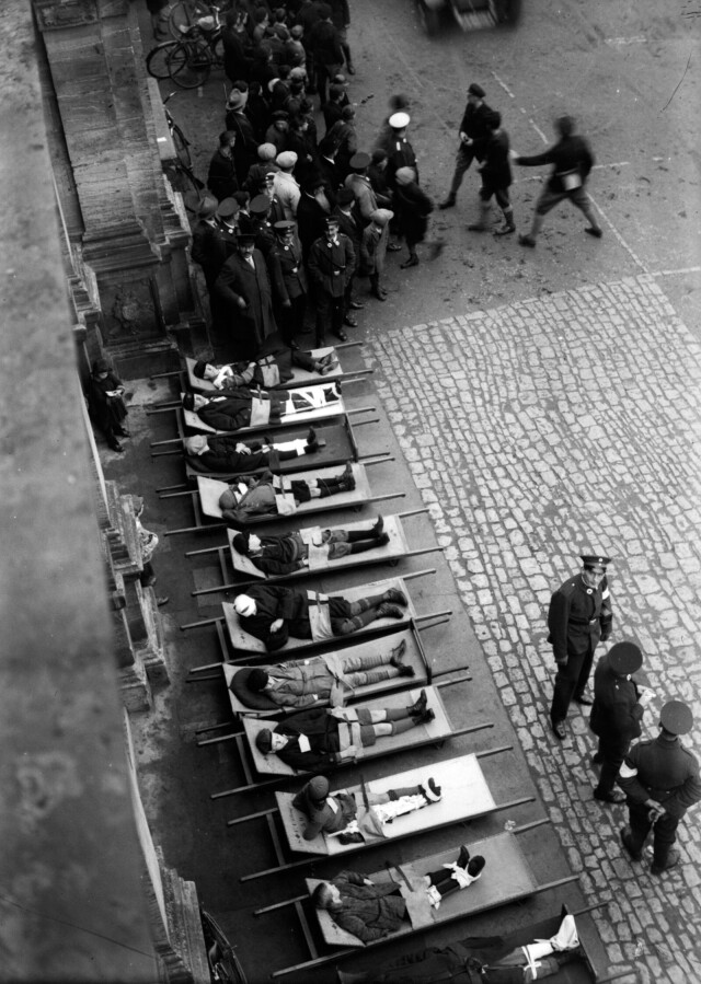 Жертвы аварии на шахте в Альсдорф, Германия, 1930. Фотограф Мартин Мункачи