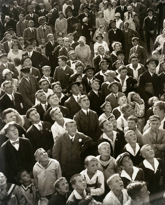 Зрители на спортивном мероприятии, 1933. Фотограф Мартин Мункачи