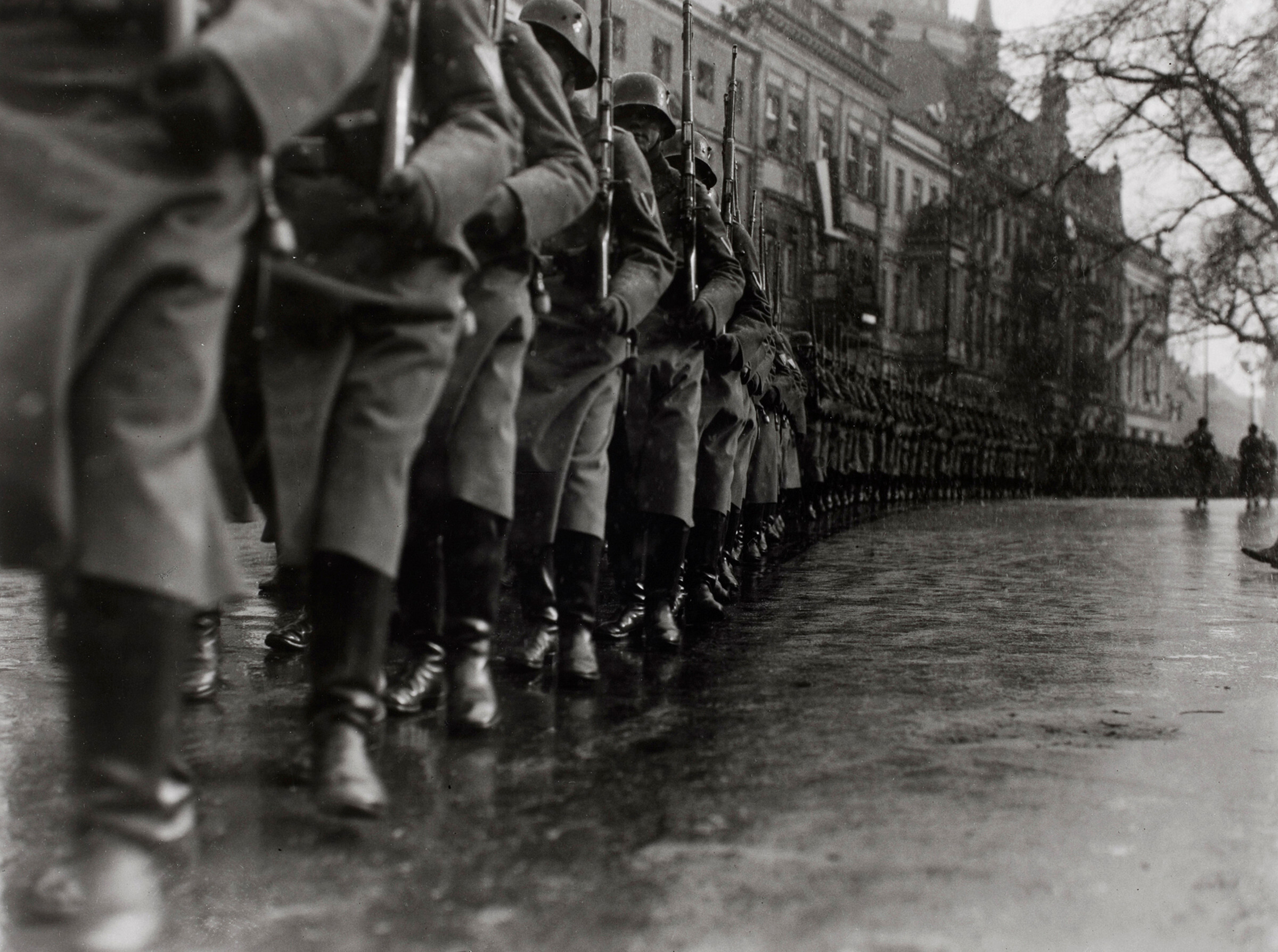 Марширующие солдаты, Потсдам, 1933. Фотограф Мартин Мункачи