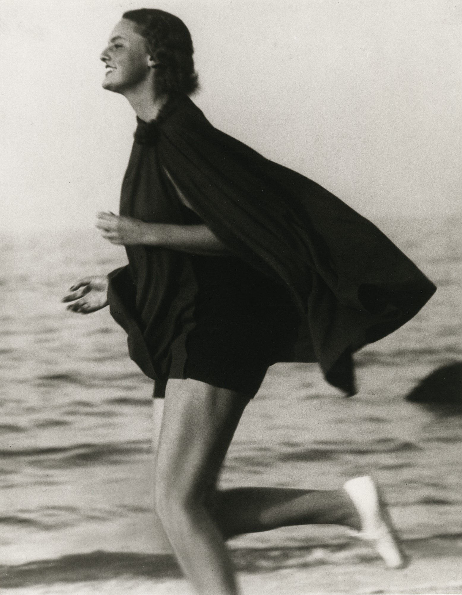 Люсиль Брокау на пляже Лонг-Айленда, 1933. Фотограф Мартин Мункачи
