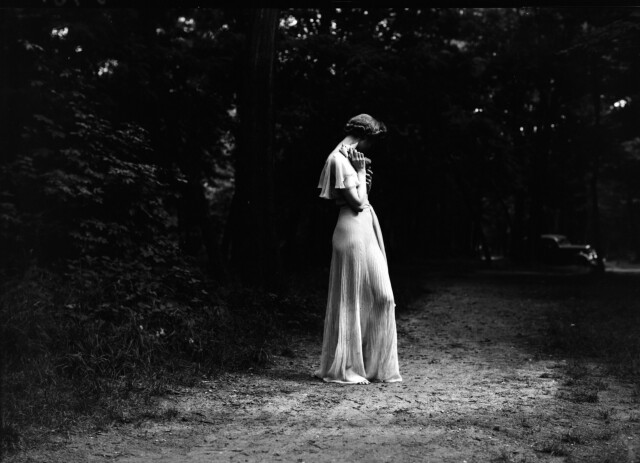 Женщина в лесу, 1936. Фотограф Мартин Мункачи