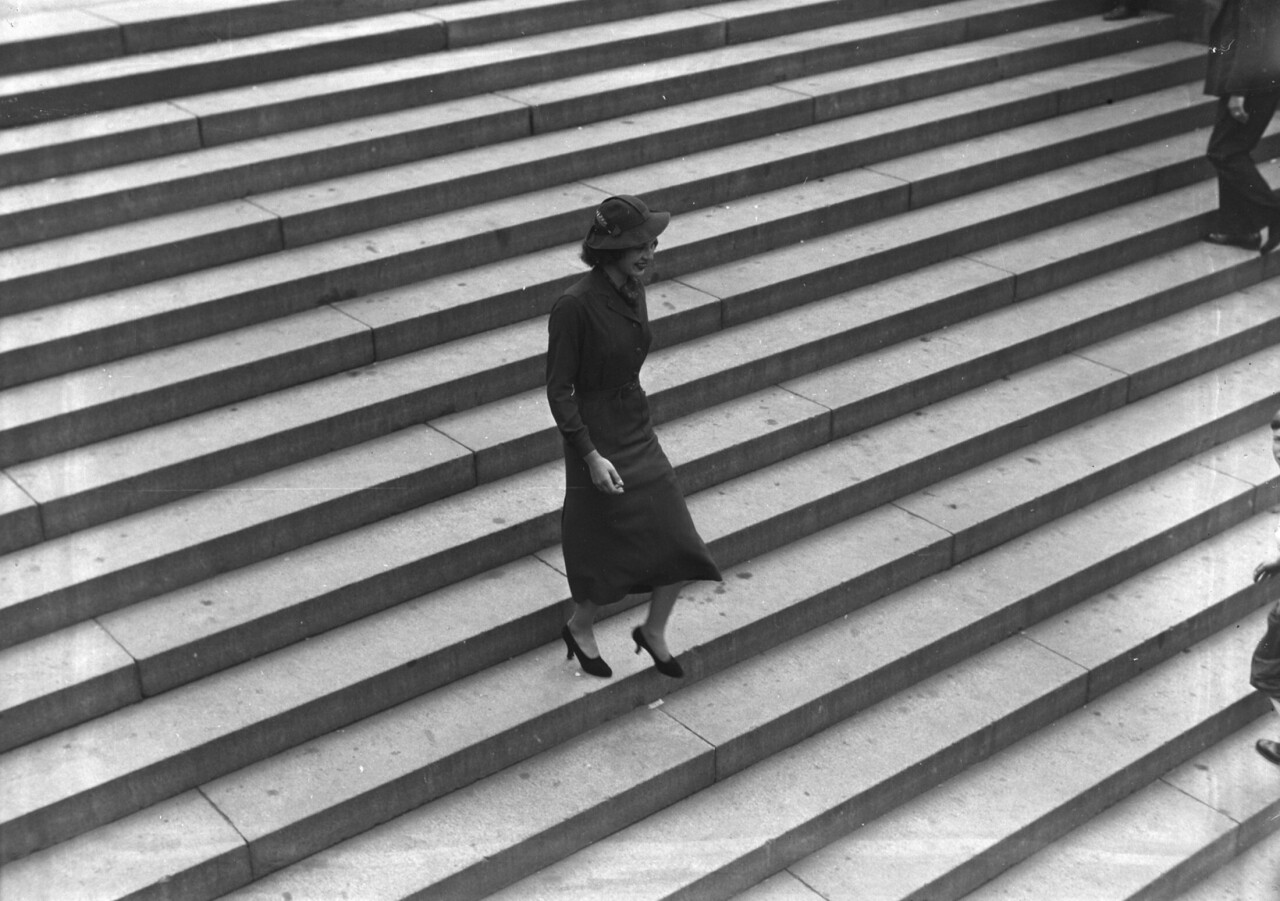 Женщина на лестнице, 1936. Фотограф Мартин Мункачи