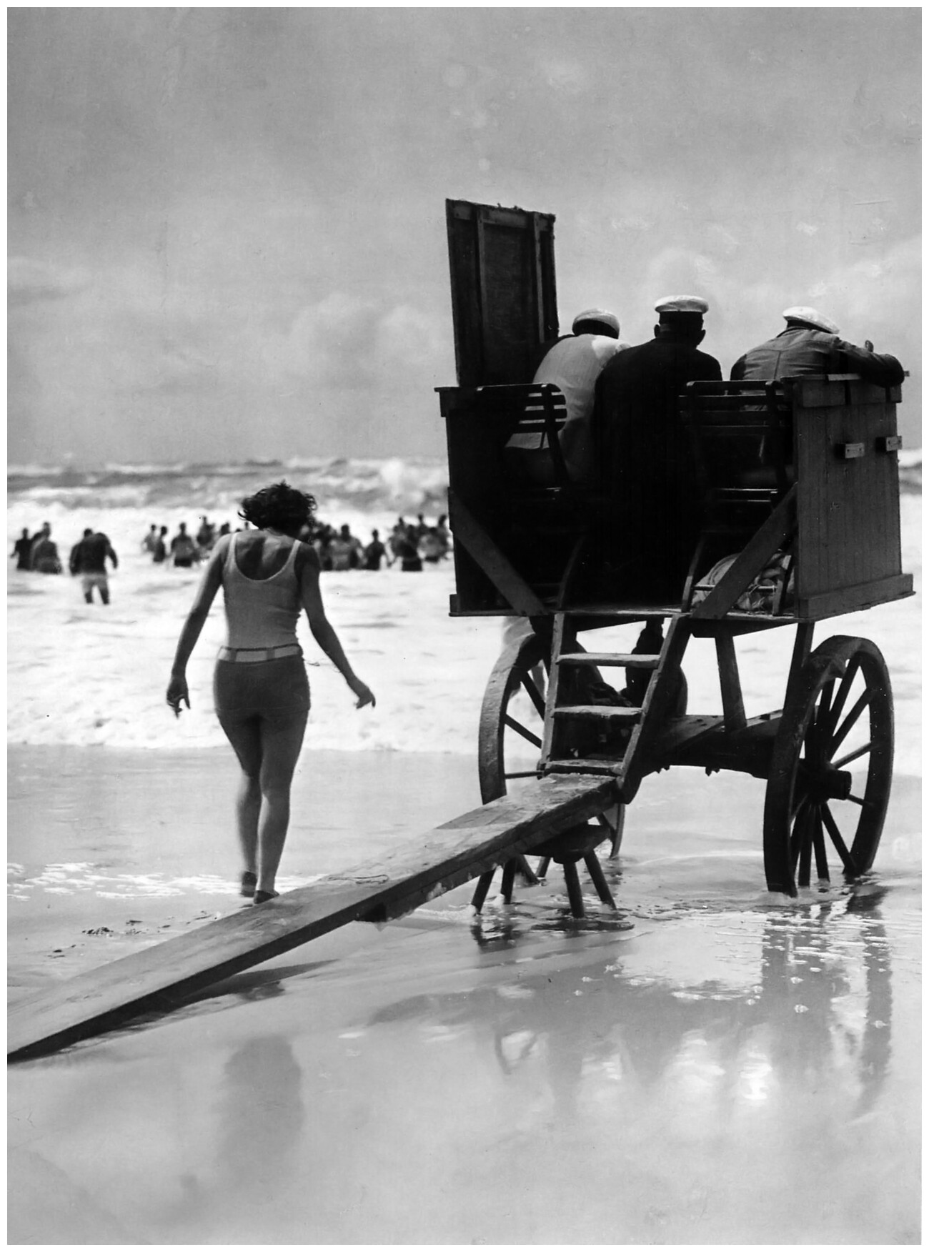 Передвижная вышка спасателей на пляже, Германия, ок. 1929. Фотограф Мартин Мункачи