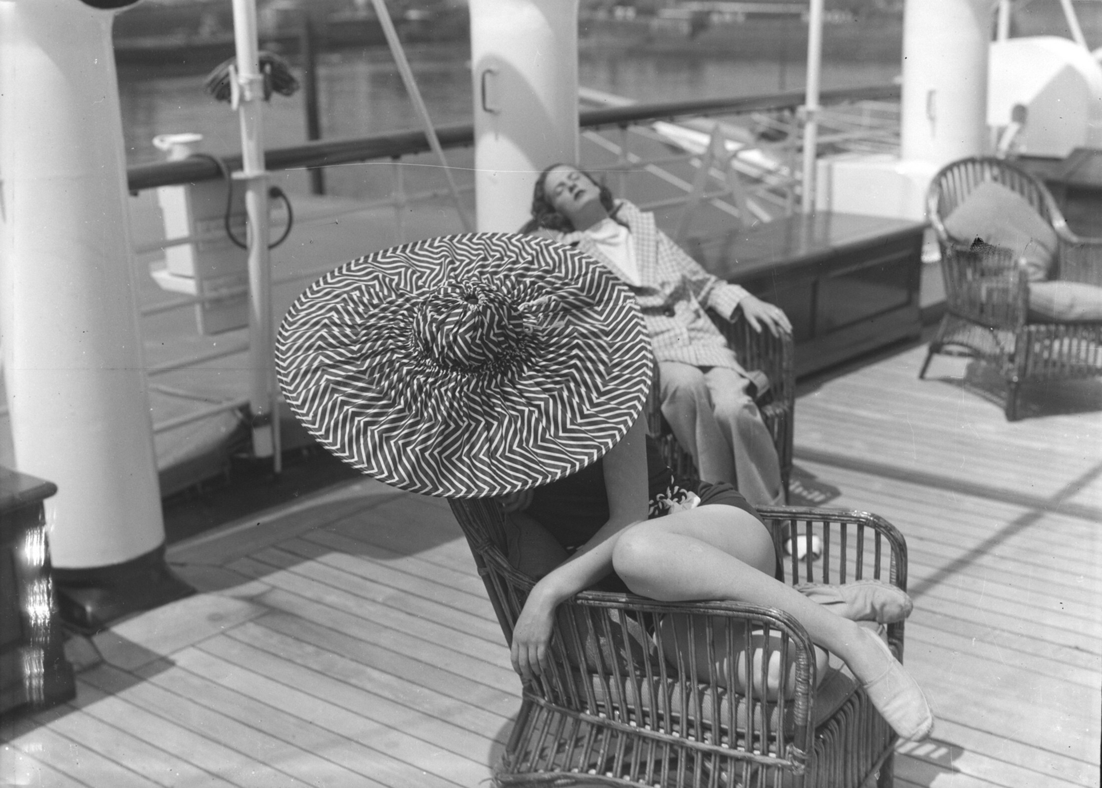 Женщины, отдыхающие на яхте, 1934. Фотограф Мартин Мункачи