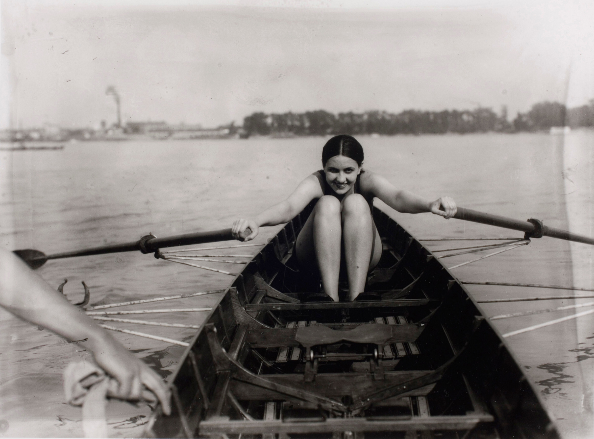 Женщина в лодке, 1928. Фотограф Мартин Мункачи