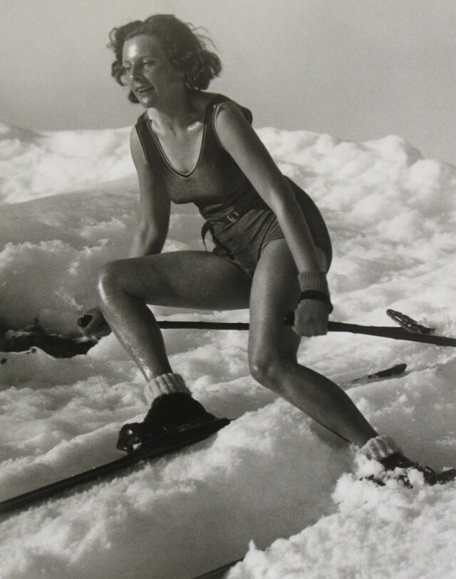 Лени Рифеншталь на лыжах, 1931. Фотограф Мартин Мункачи