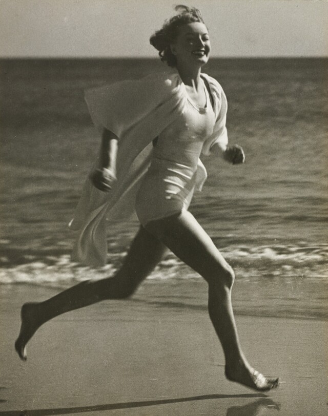 Пляжный костюм, 1933. Фотограф Мартин Мункачи