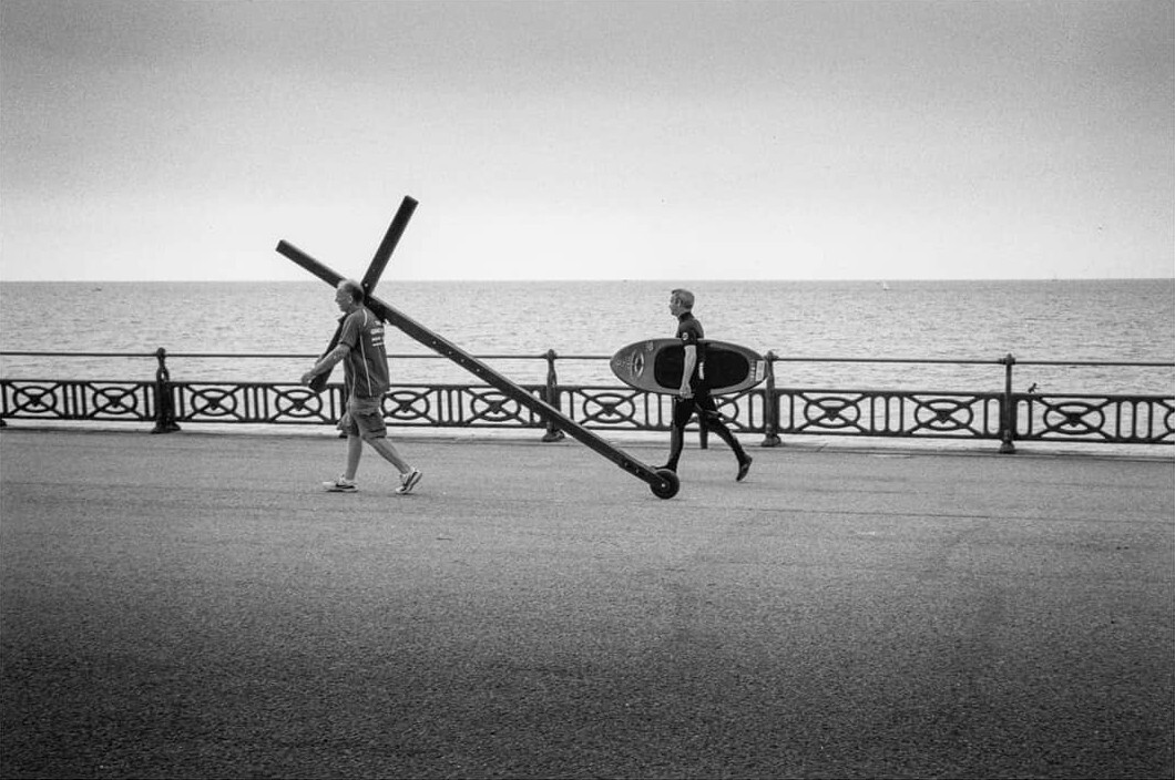 Человек с крестом и сёрфер, 2019. Фотограф Энди (candid.zen)