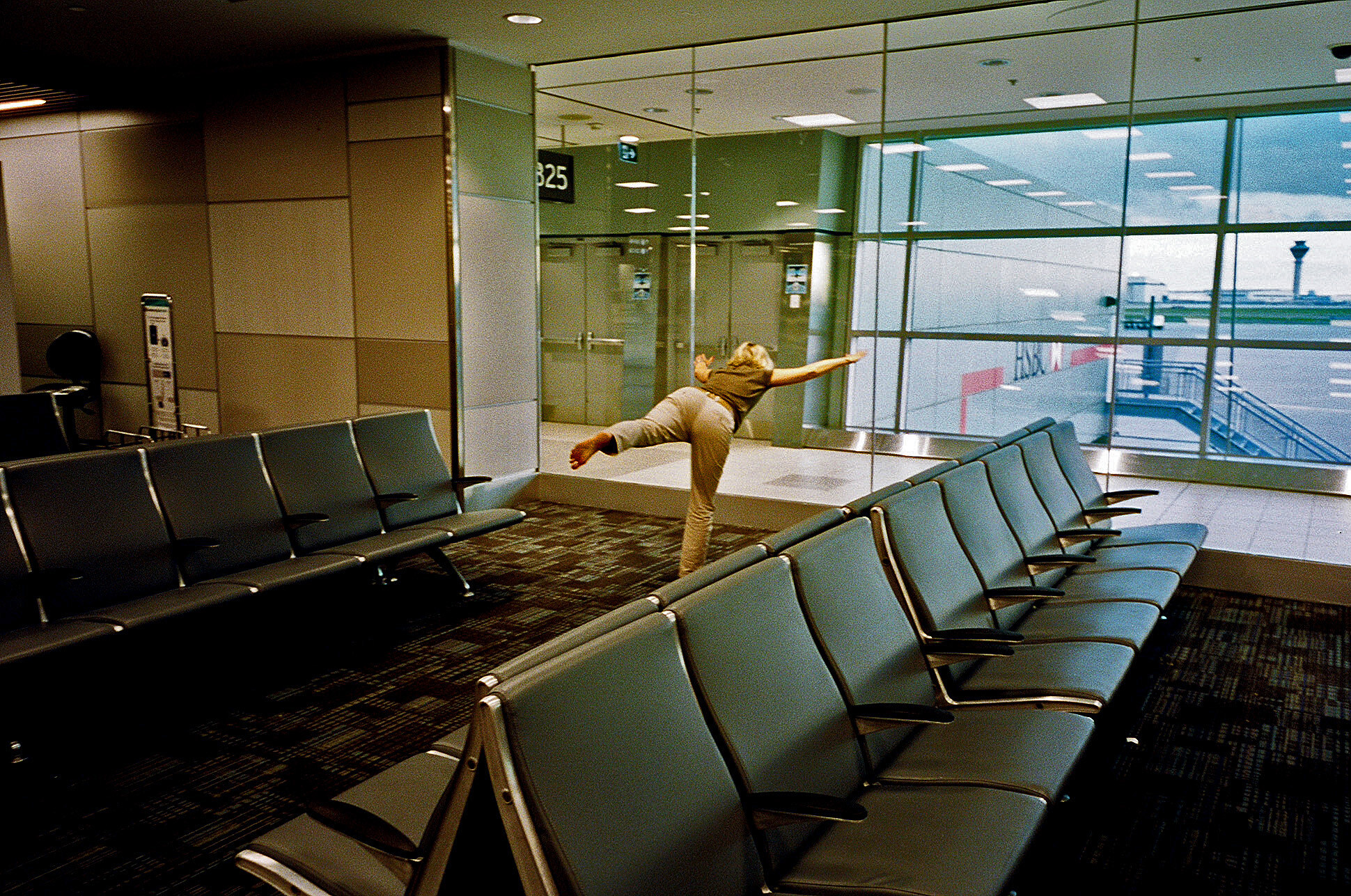В аэропорту Торонто. Фотограф Стивен Лесли