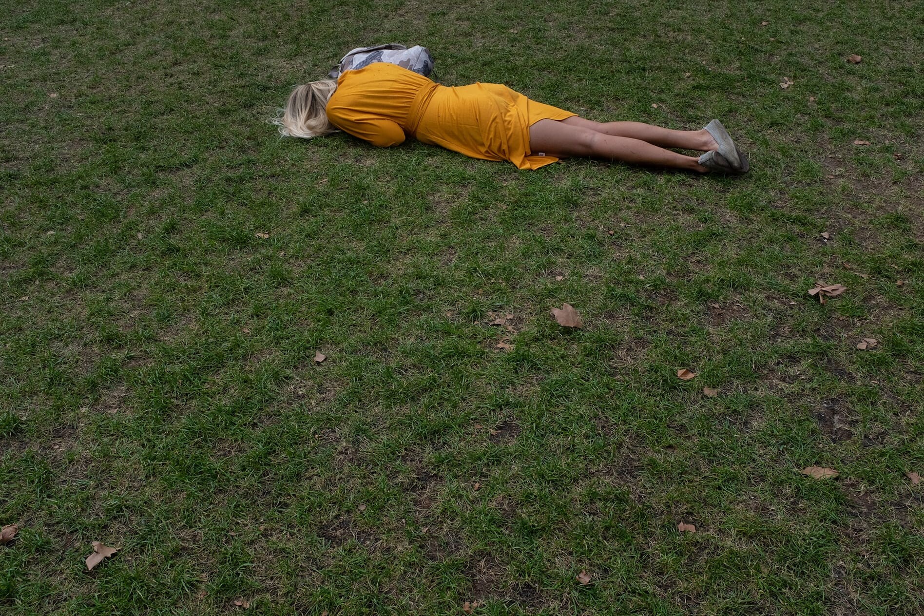 Девушка на траве. Нью-Йорк, 2018. Фотограф Стилианос Папарделас