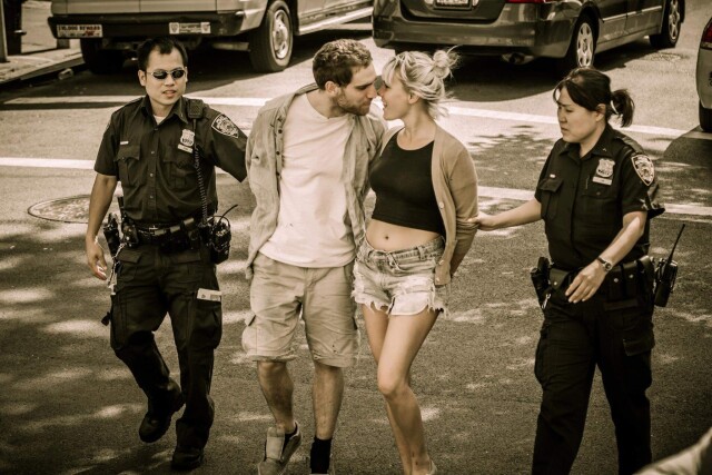 «Последний поцелуй». Снято возле здания суда в Нью-Йорке. Фотограф Мо Гелбер