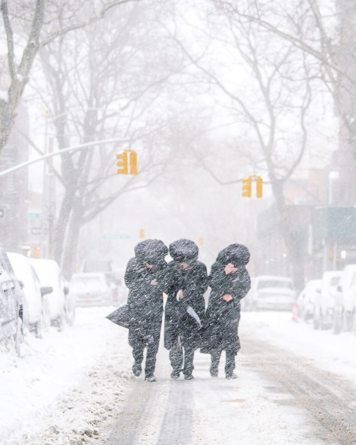 Дорога в синагогу снежным субботним утром в Бруклине, Нью-Йорк, 2022. Фотограф Клара Кассер